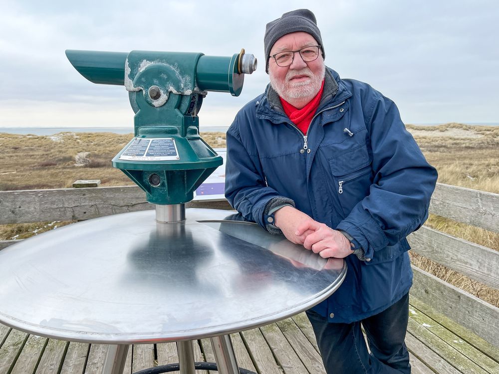 Person (ich) steht auf einer Aussichtsplattform. Neben sich ein auf der Plattform montiertes Fernglas.