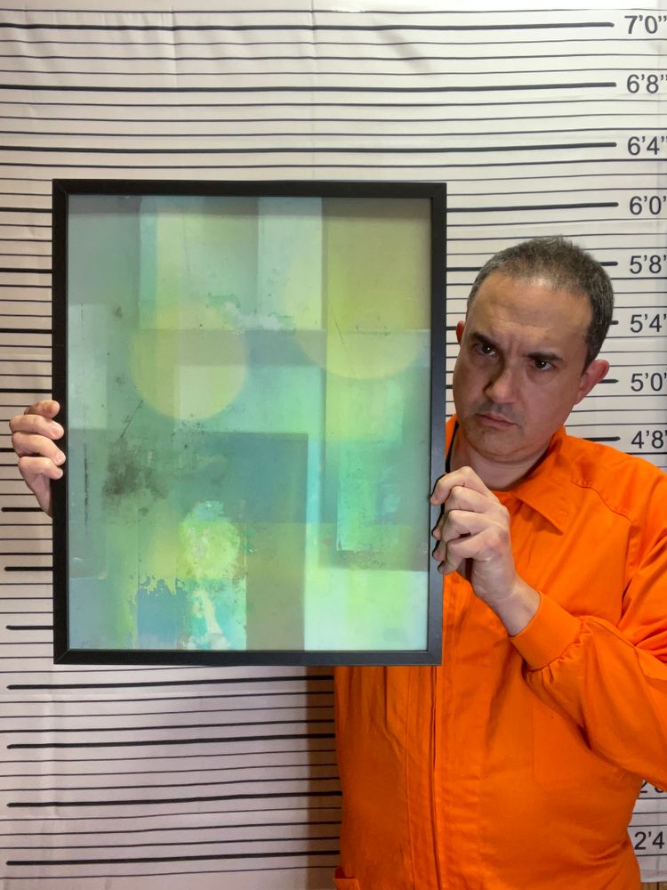 Comparativa de tamaño de la obra "Visión nocturna" (cara 1, con luz), por el artista abstracto El Gus.