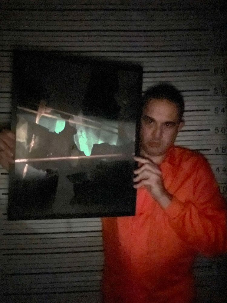 Comparativa de tamaño de la obra “Blindaje quebrado 1” (oscuridad), por El Gus.