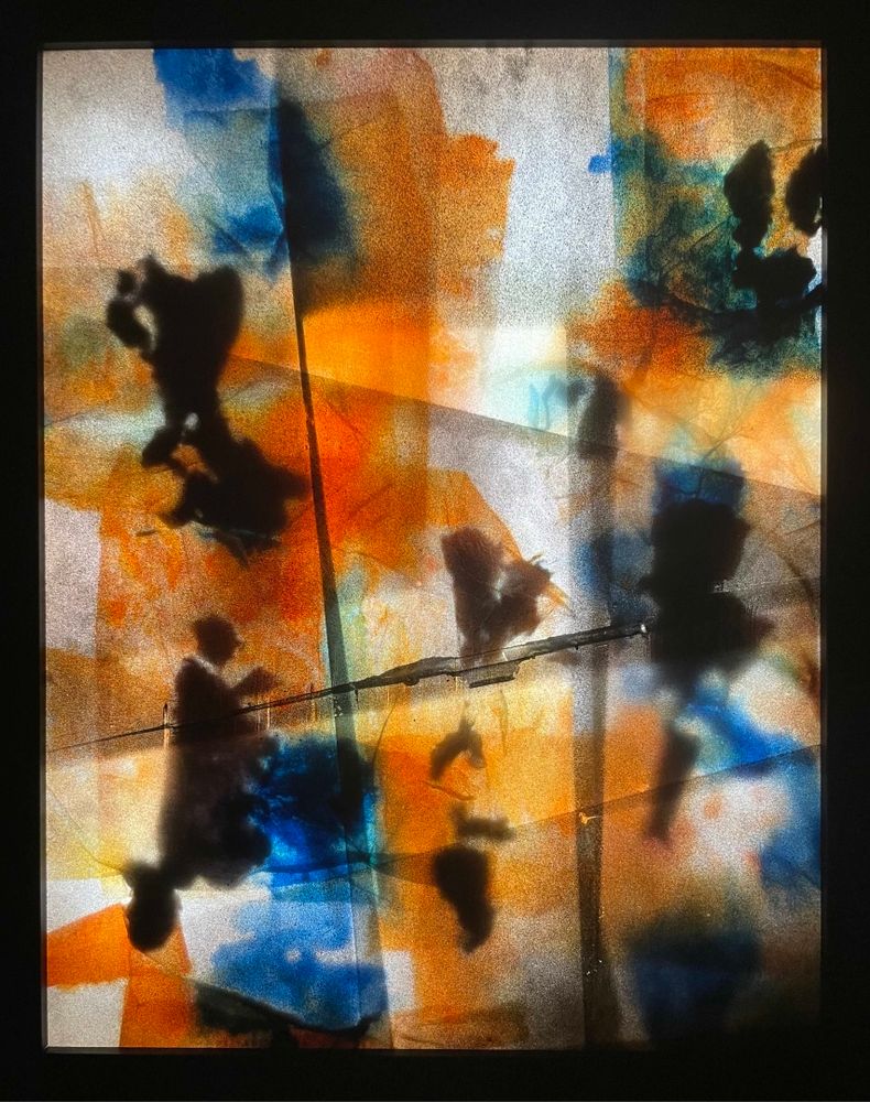 Obra “Ausencias 5: Sirio” (retroiluminada en la oscuridad total), por El Gus.