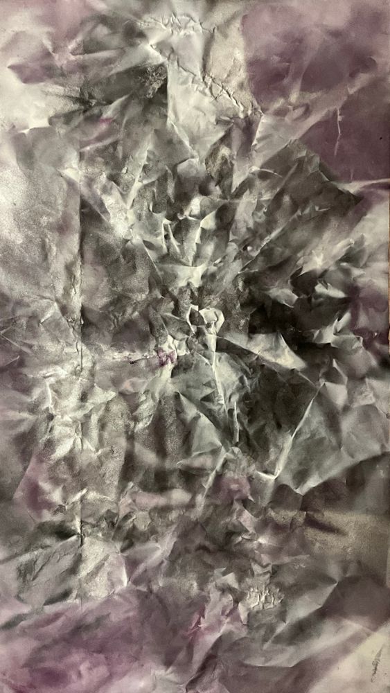 Obra "Amatista" de la serie "Dragontinas", por el artista El Gus. Spray de grafiti sobre hule vinílico de 80 x 140 cm. Con luz natural.