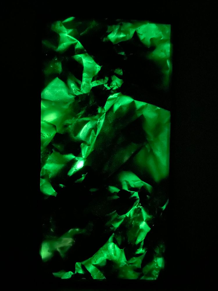 Pintura abstracta luminiscente en tonos amatista, resplandeciendo en completa oscuridad. La obra parece flotar, revelando una dimensión oculta. Imagen perteneciente a la serie Dragontinas, centrada en el arte como faro emocional y símbolo de intuición.