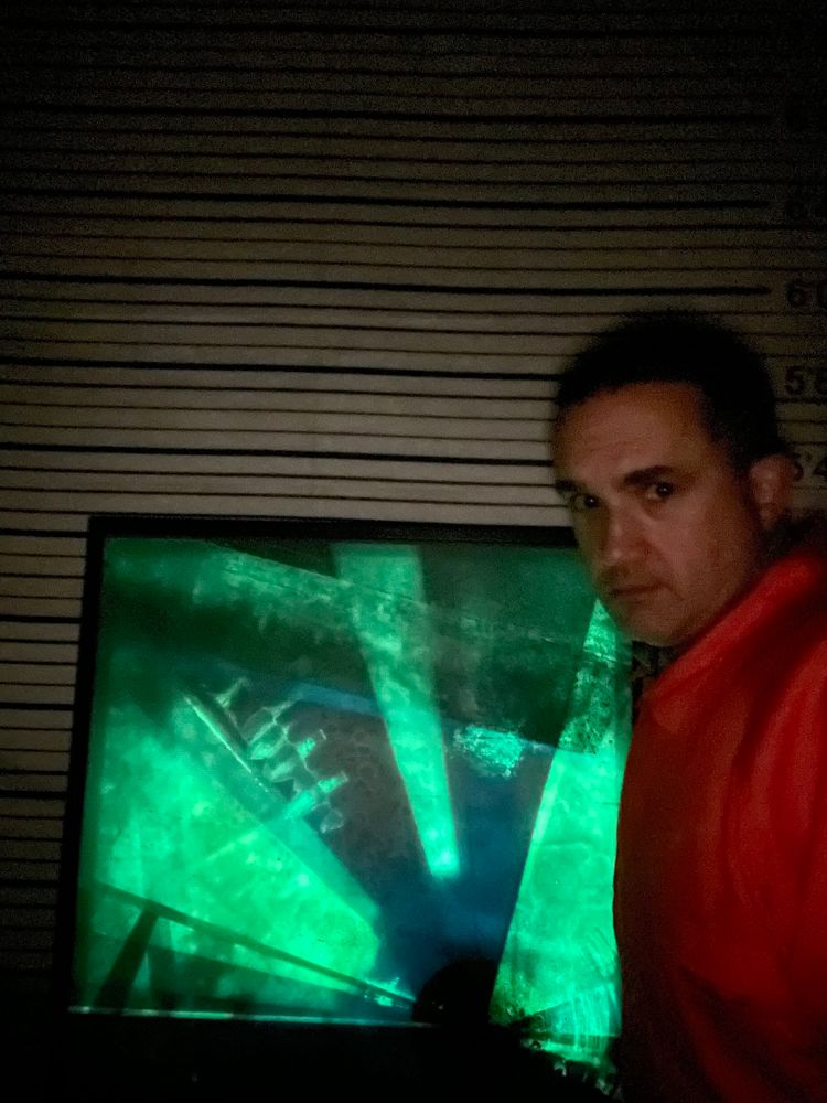 Comparativa de tamaño de la obra "Guerra futura 3" (a oscuras) de la serie "Parabellum 5", por el artista abstracto El Gus.