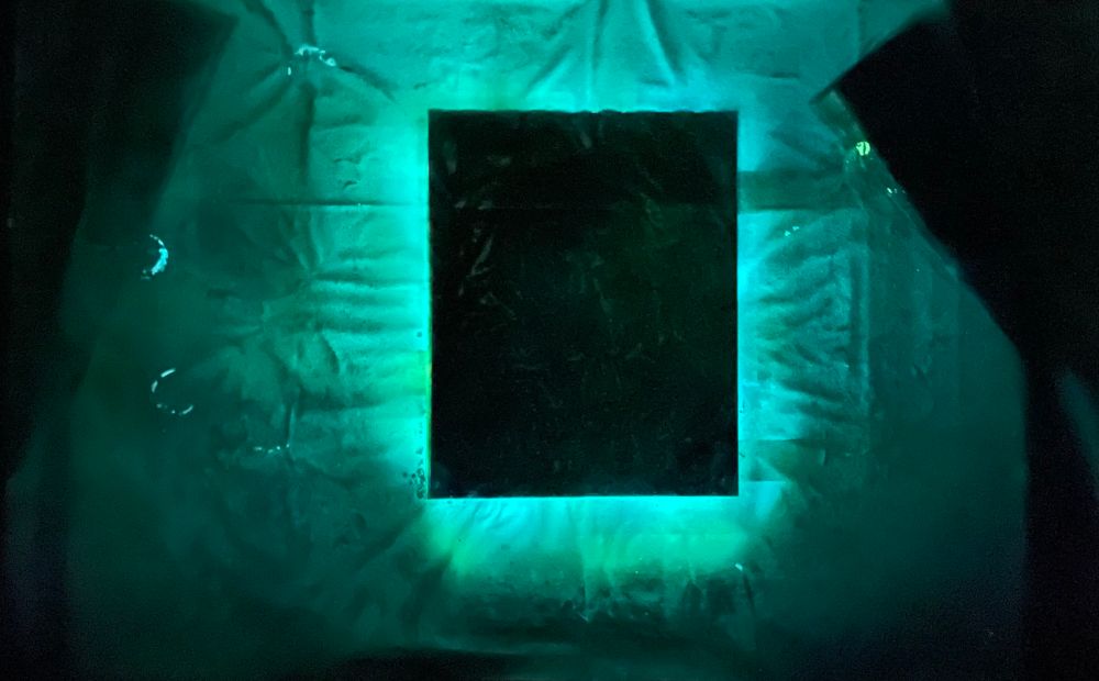 La obra "Puerta al vacío", de la serie "Ausencias 9", tiene tres caras. Aquí podemos ver su cara luminiscente en la oscuridad total.