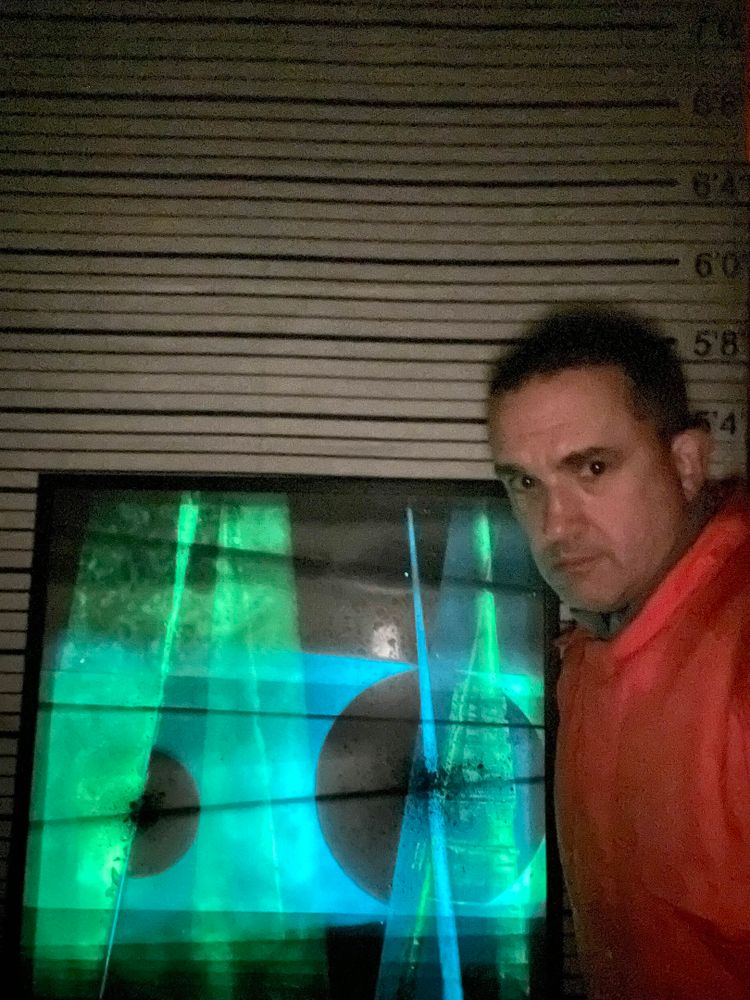 Comparativa de tamaño de la obra "Guerra futura 4" (a oscuras) de la serie "Parabellum 5", por el artista abstracto El Gus.