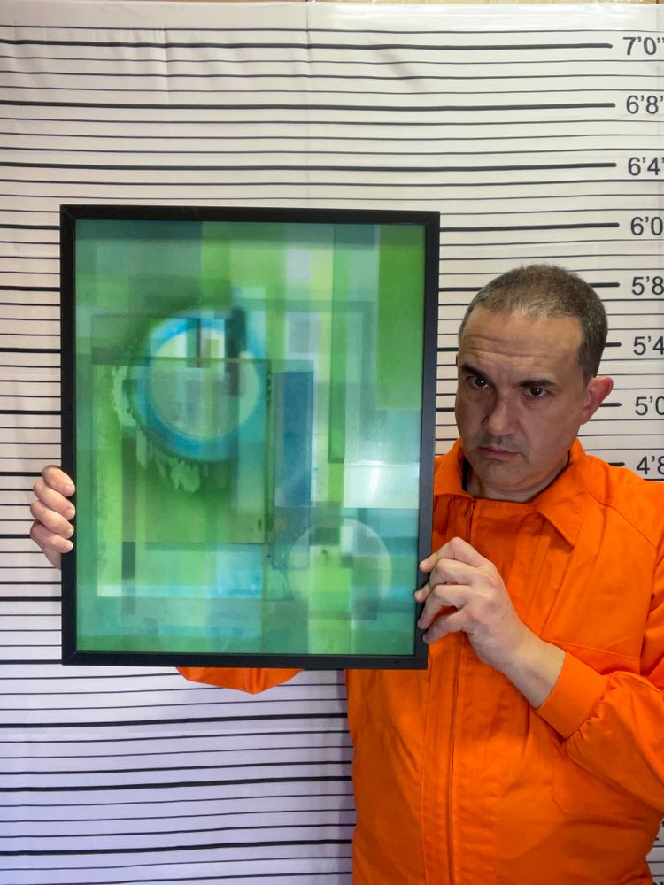 Comparativa de tamaño de la obra "Visión nocturna 3" (cara 1, con luz), por el artista abstracto El Gus.