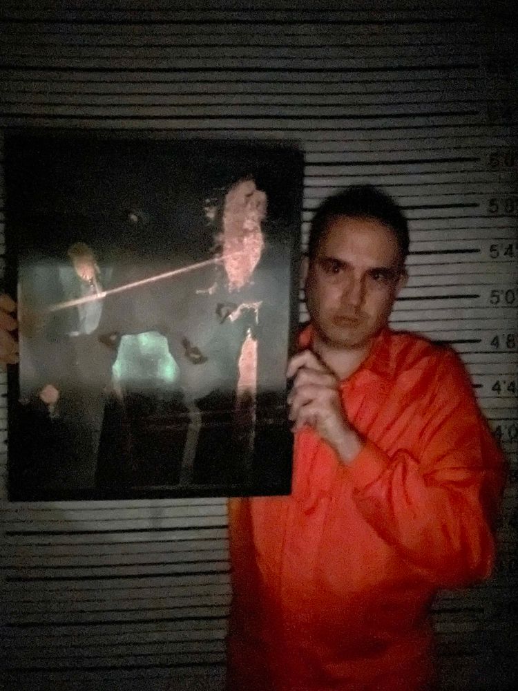 Comparativa de tamaño de la obra “Blindaje quebrado 2” (oscuridad), por El Gus.