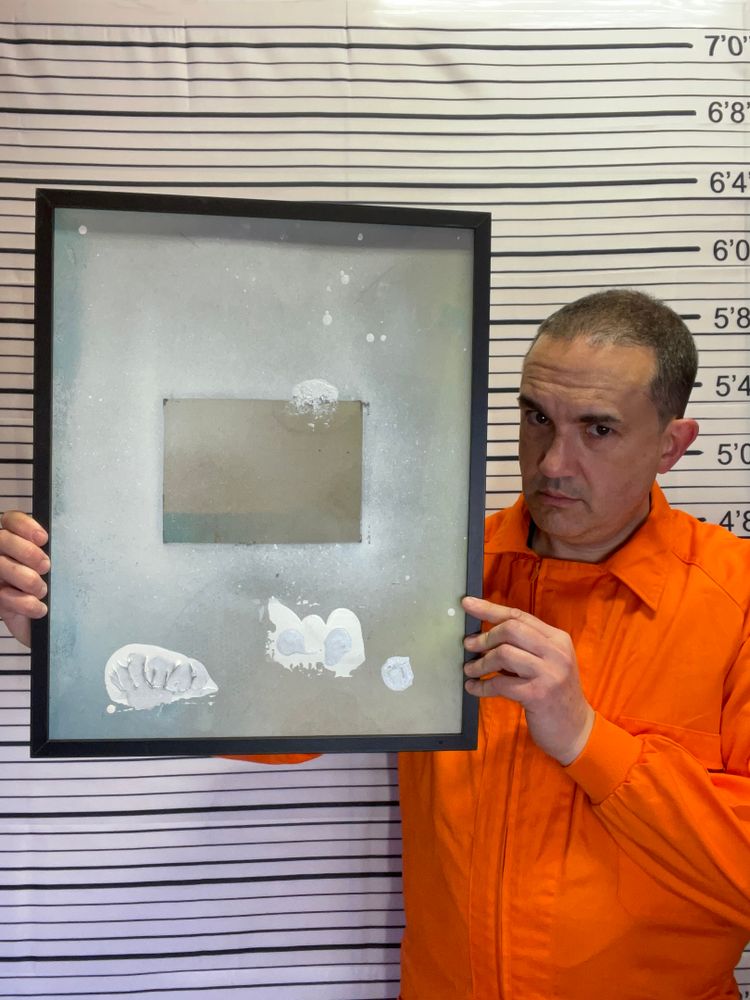 Comparativa de tamaño de la obra "Plateado" (luz natural) de la serie "Ausencias 7", por el artista abstracto El Gus.