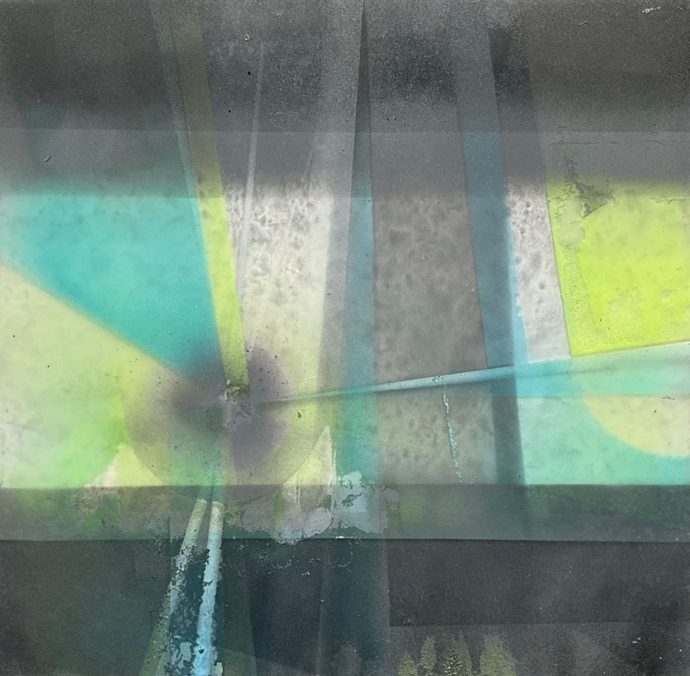 Comparativa de tamaño de la obra "Guerra futura 2" (apagada con luz) de la serie "Parabellum 5", por el artista abstracto El Gus.