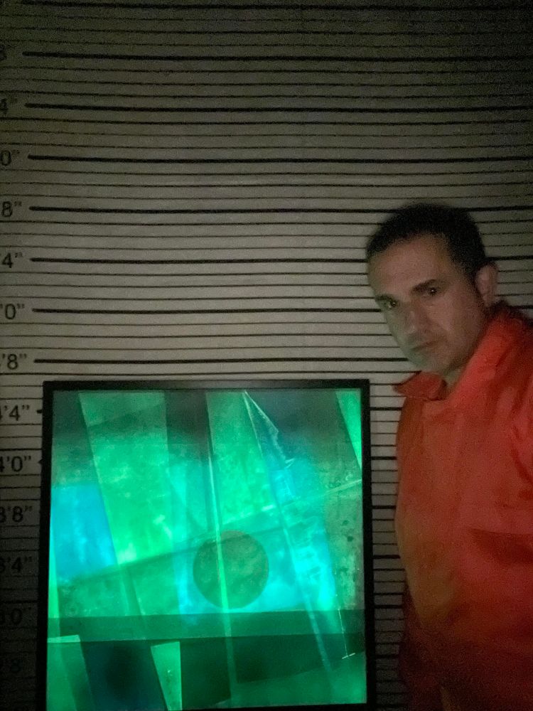 Comparativa de tamaño de la obra "Guerra futura 1" (a oscuras) de la serie "Parabellum 5", por el artista abstracto El Gus.