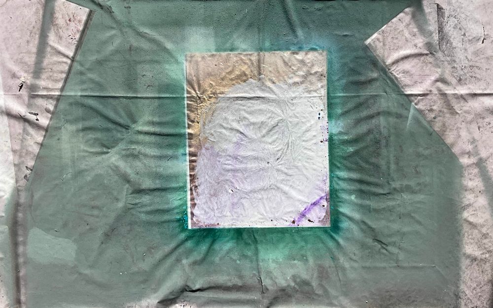 La obra "Puerta al vacío", de la serie "Ausencias 9", tiene tres caras. Aquí podemos ver su cara con luz natural frontal.