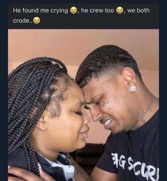 Print de uma foto de uma mulher e um homem chorando (eles estão encostando a testa um no outro). Na legenda está escrito: he found me crying 😭, he crew too 😭, we both crode 😭”