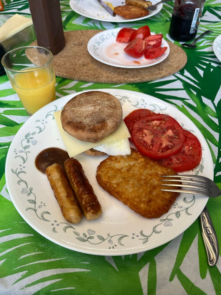 Sausages, English muffin with a fried egg and Havarti cheese, tomatoes, hash browns 