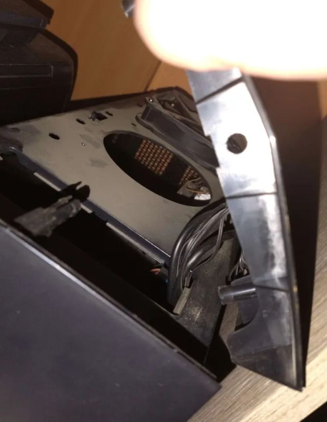 the case, but the top plastic cover lifted off a bit as its loose. a 120mm case fan is faintly visible.