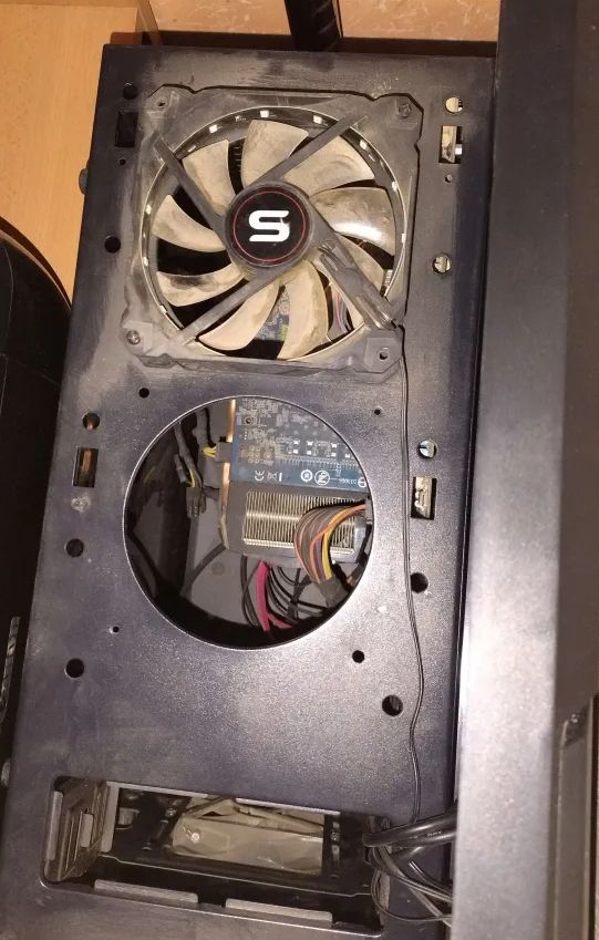 what's underneath the panel - a 120mm case fan with room for another one. a Gigabyte GTX 660 is visible through the hole.