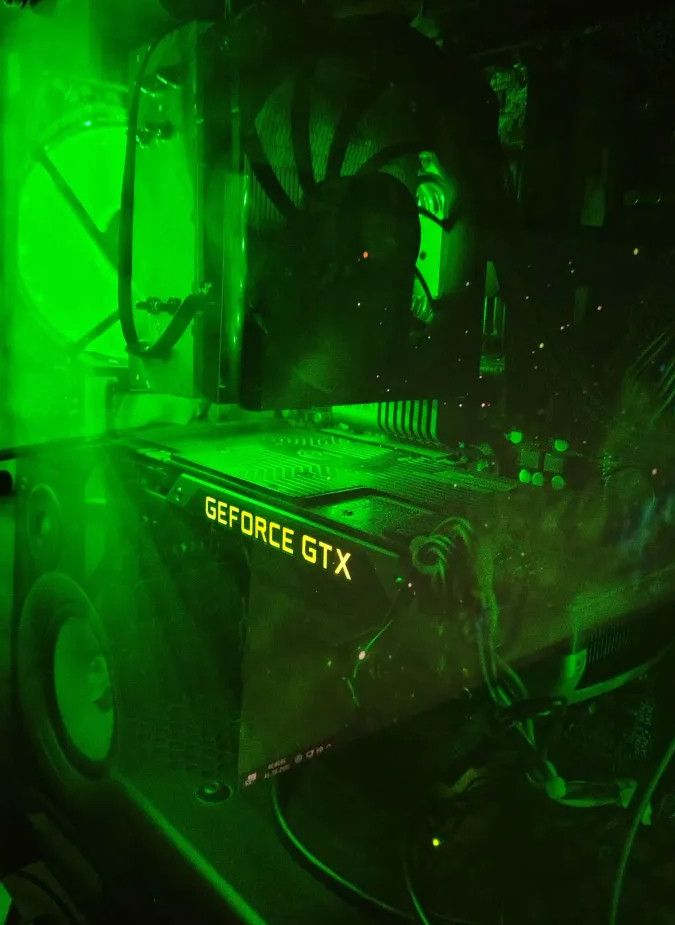 finalized case shot, with the green top case fan in the rear now, erroneously as intake (NOW FIXED). a speaker reflects on the sidepanel.