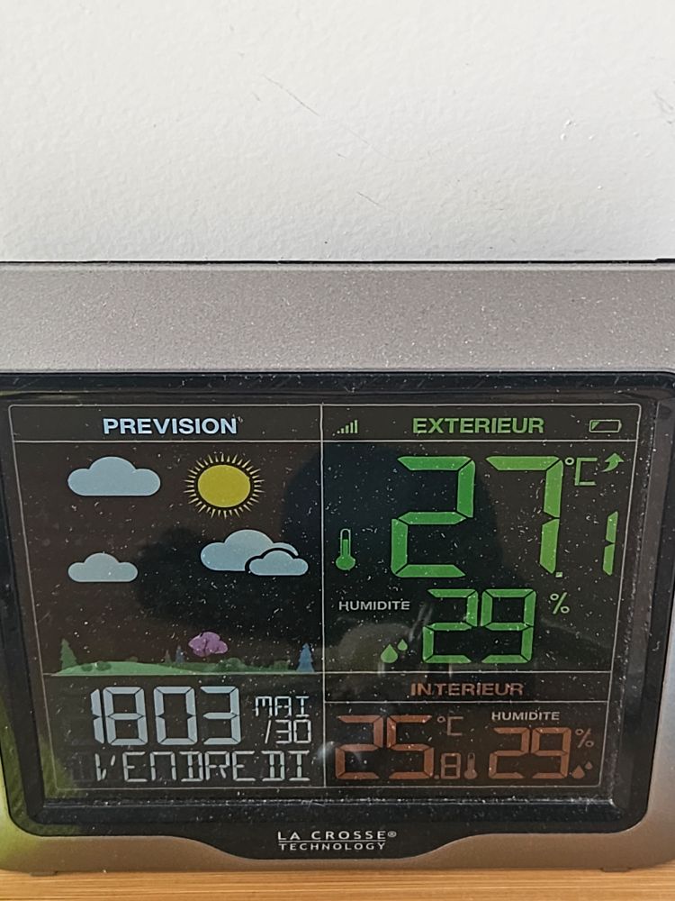 thermometer indiquant 27⁰ Celsius a l'ombre, a 18h