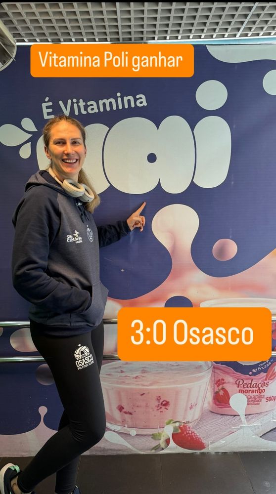 Print da jogadora Polina Rahimova sorrindo na frente de um banner escrito "vitamina uai"