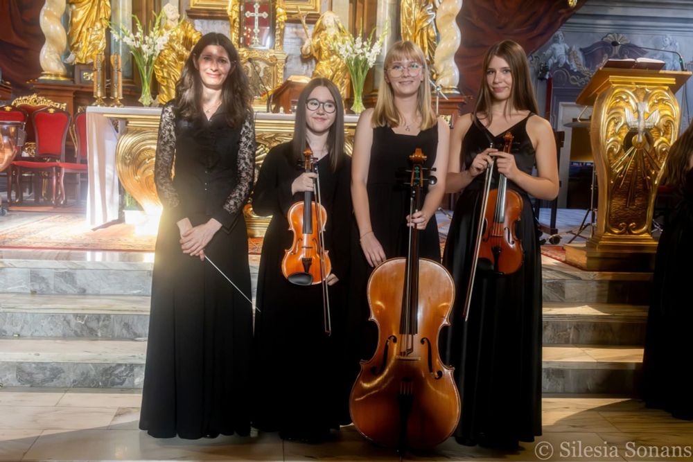 Conductor, 2 violins, 1 cello 