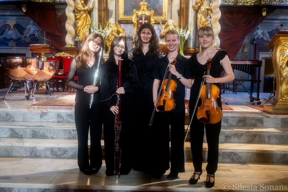 Flute, oboe, conductor, 2 violins