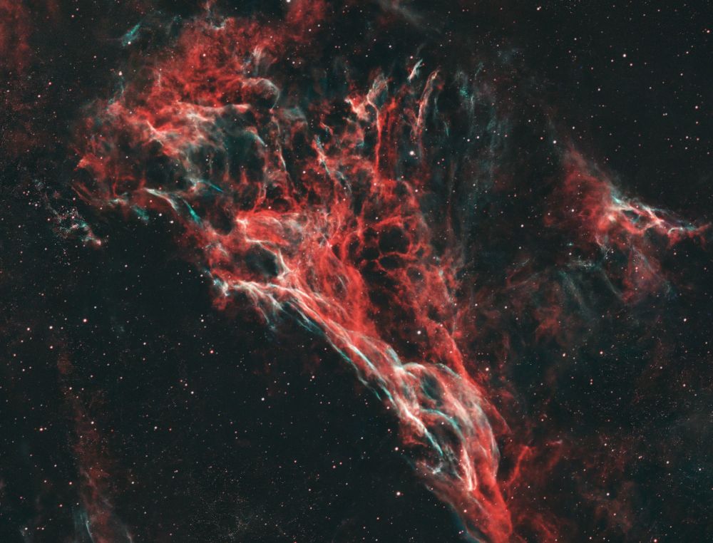Detail of The Cygnus Loop (radio source W78, or Sharpless 103) is a large supernova remnant (SNR) in the constellation Cygnus

Shot taken on 2025-07-18 from my backyard

🔭: William Optics Pleiades 111
📷: ZWO ASI 2600
Total exposure: 4 x 8 x 180 sec (1h05)

#Astrophotography #Space #DeepSpace #Astronomy