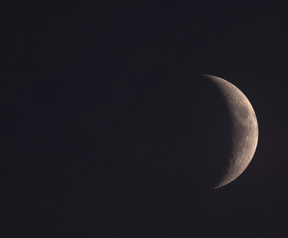 Image of the Moon and Mars in the same field of view
