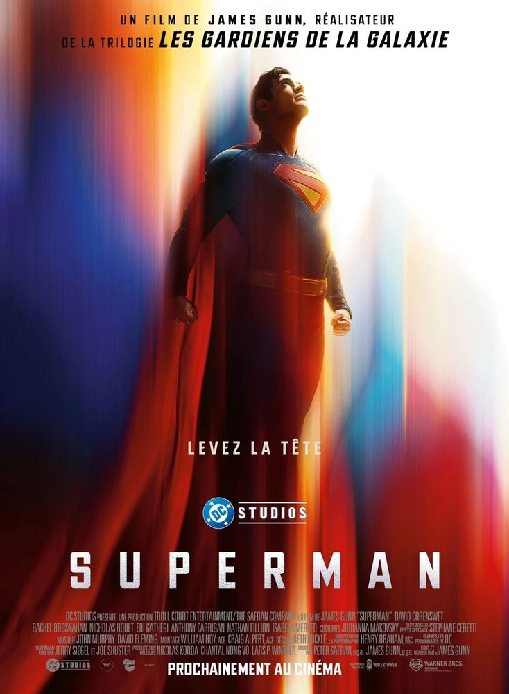 Affiche du SUPERMAN de James Gunn, présentant le héros s’élevant vers les cieux, dans une composition qui rappelle celle du premier long-métrage signé Richard Donner.