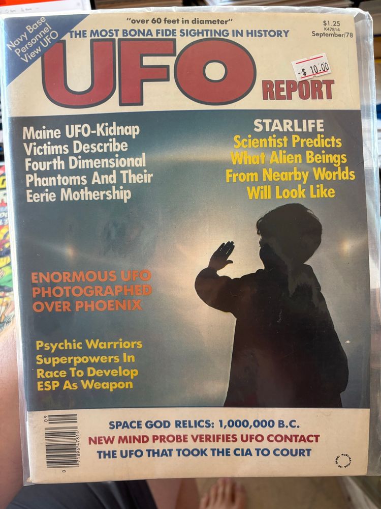 cover to UFO Report magazine, featuring headlines about Maine UFO kidnapping victims, psychic warriors, and an enormous UFO photographed over Phoenix