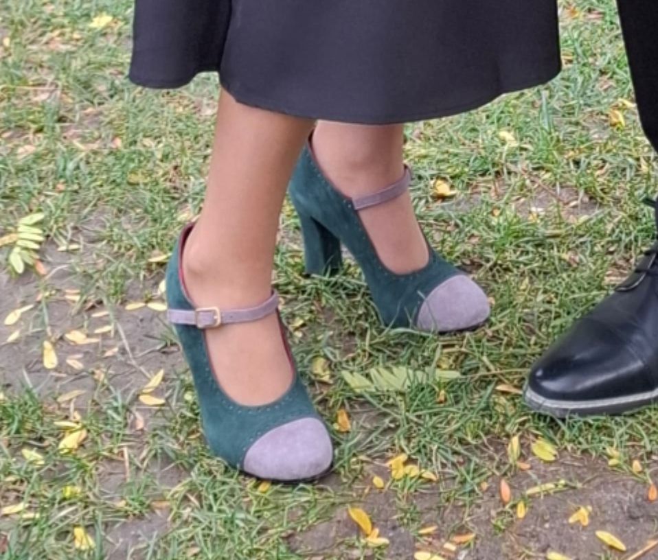 Zapatos de tacón de ante verde, con las puntas y las pulseras en ante gris.