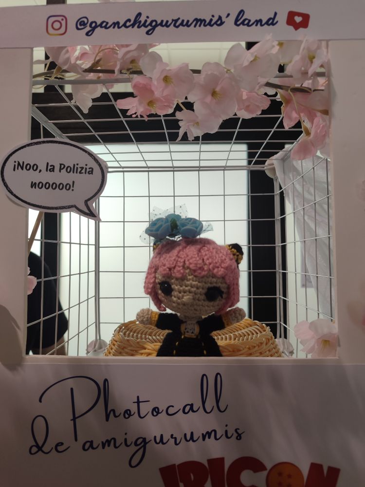 Una Anya Forger de Amigurumi, con flores en el pelo, gritando "nooo, la policía nooo".