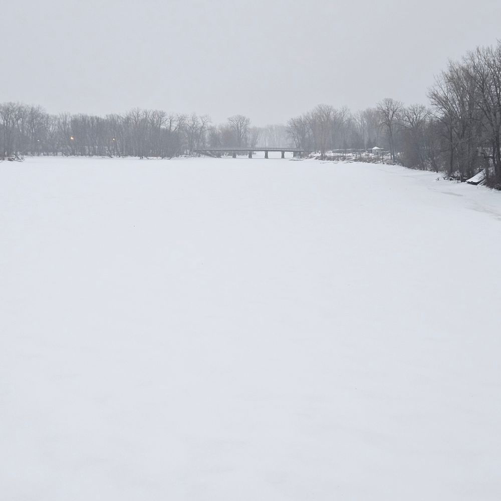 Rivière St Maurice gelée et enneigée. Trois-Rivières, janvier 2025