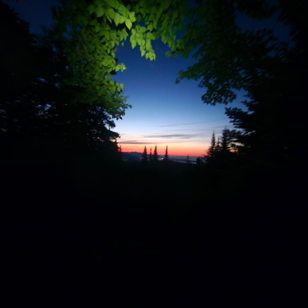 Lever du soleil dans la forêt boréale sur le sentier des Caps. Québec, juillet 2025