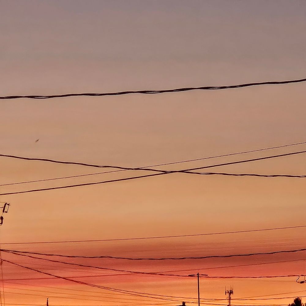 Coucher de soleil, ciel rouge-orange et fils électriques, Trois-Rivières, Québec, juillet 2025