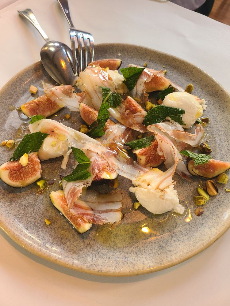 Figs, mozzarella, prosciutto, and honey.