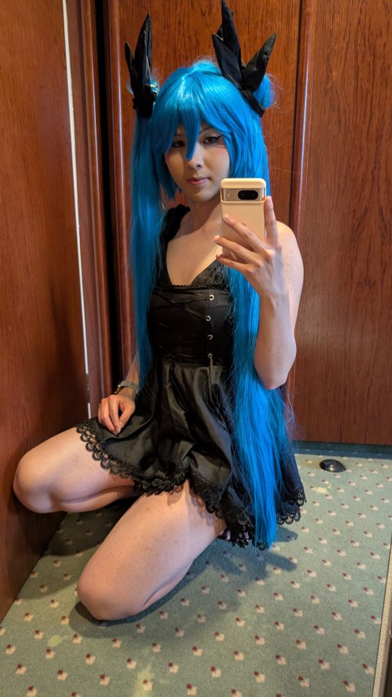 Juni im Deep Sea Miku Cosplay.