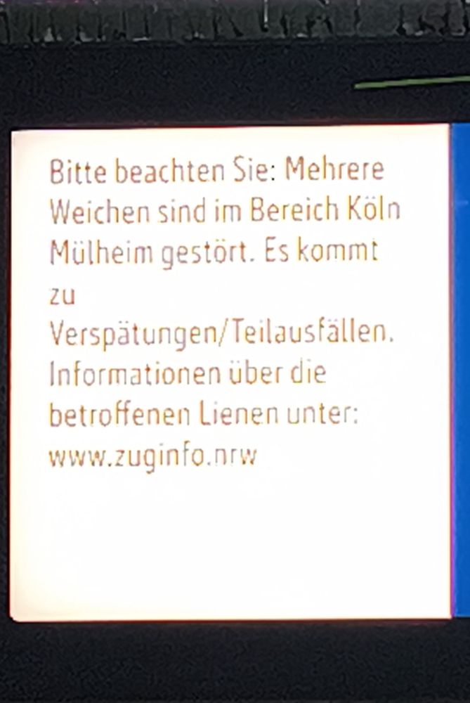 Anzeigetafel im Bahnhof, dass es wegen einer Weichenstörung in Bereich Köln Mülheim zu Ausfällen und Verspätungen kommt