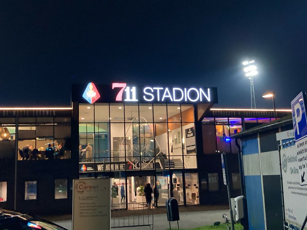 De buitenkant van het stadion. Het logo van Telstar staat links van de naam van het stadion.
