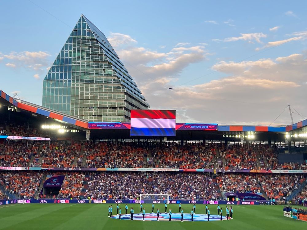 De fans van Frankrijk zitten aan de overkant. De Nederlandse vlag is op het scherm te zien.