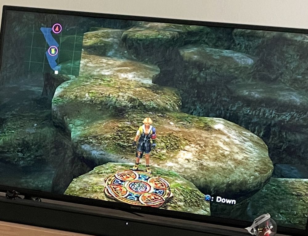 Tidus, protagonist of FFX, in front of one activabas platform 