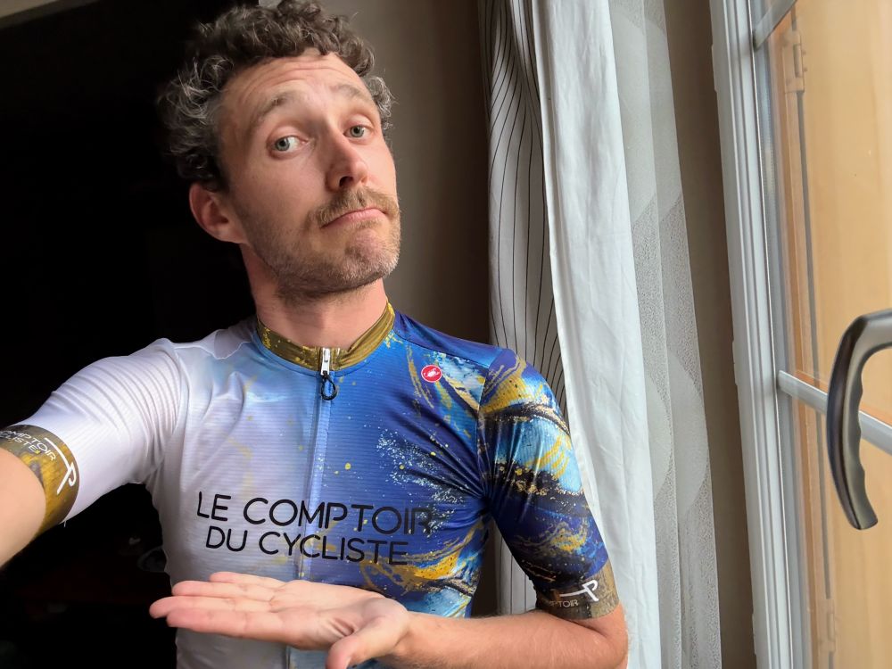 Tenue bleue style «  galaxie » avec un dégradé de blanc vendue par « Le Comptoir du Cycliste » magasin de cycles sur Vichy