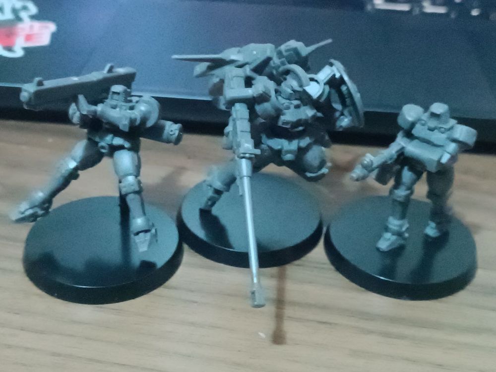 Três gunpla. Da direita pra esquerda, Leo (OZ-06MS), Tallgeese (OZ-00MS), e outro Leo (OZ-06MS) mas com uma arma diferente