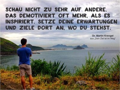 Ein Mensch  steht am Ufer einense großen Sees. Er wird von Bergen umschlossen due man in der Ferne sieht. 

Text
Schaue nicht zu sehr auf Andere.
Das demotiviert oft mehr, als es inspiriert.
Setzte deine Ziele und Erwartungen dort an wo du stehst! 
