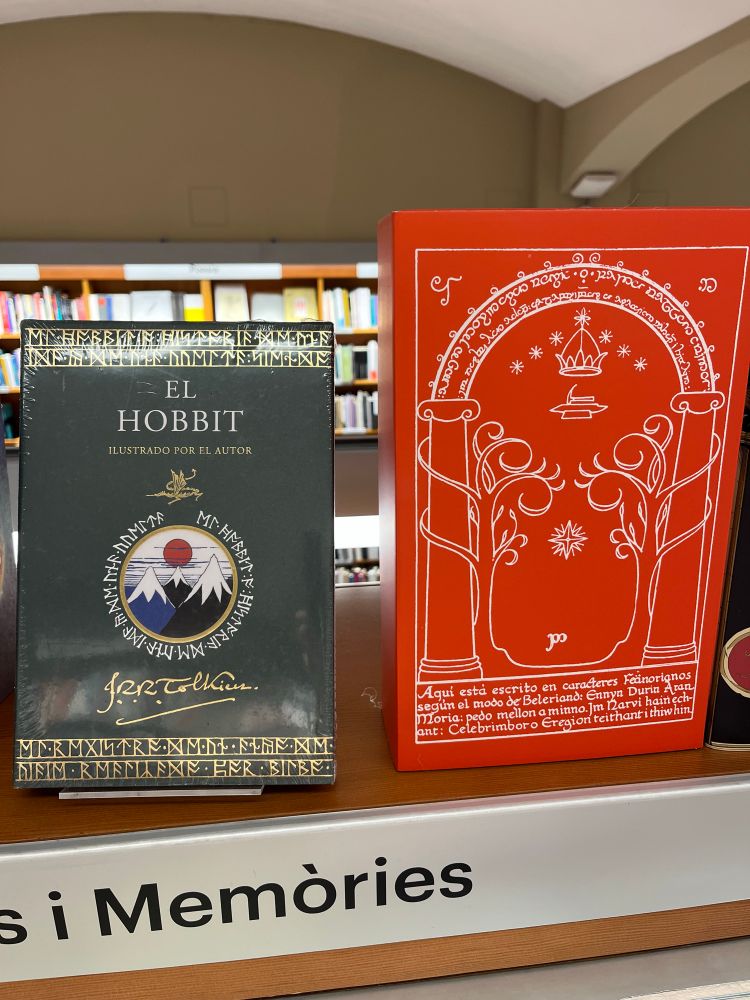 A decorative copy of The Hobbit (green) and The Lord of the Rings (red) in Spanish.