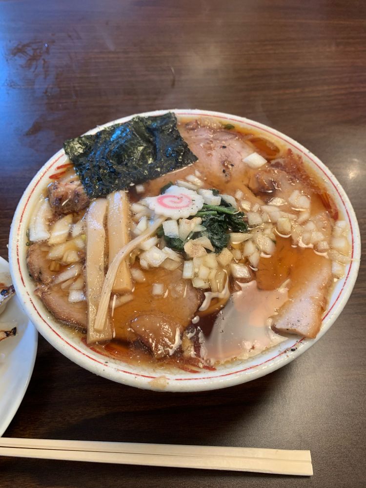 チャーシューメン、メンマ、ナルト、ホウレンソウ、板ワカメ、粗みじん切りタマネギ