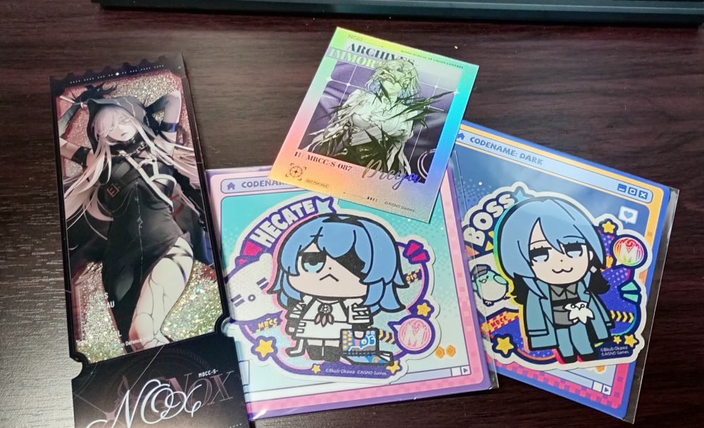 アプリゲーム、無期迷途のグッズの写真。流砂アクリルブロックとステッカー。