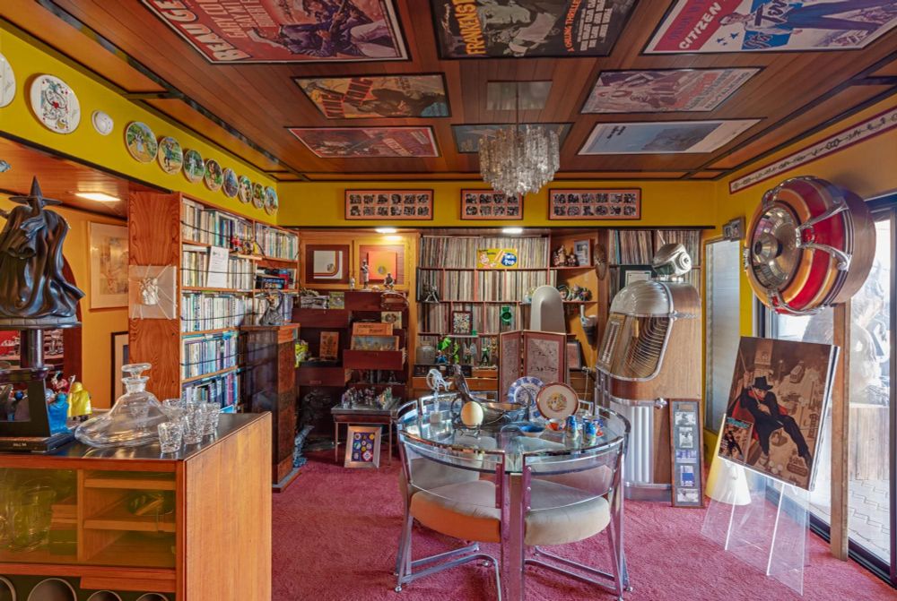 Just one of MANY rooms of the late Harlan and Susan Ellison's home...😮💯🎉♥️🌞