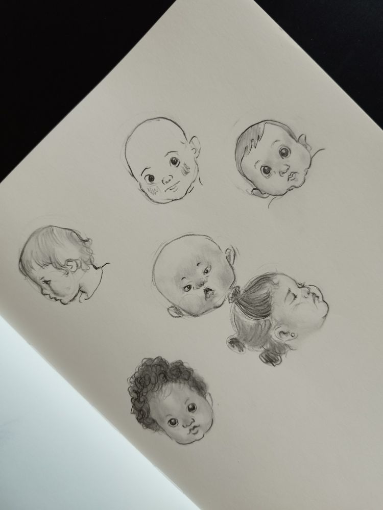 Croquis au crayon de visages de bébés