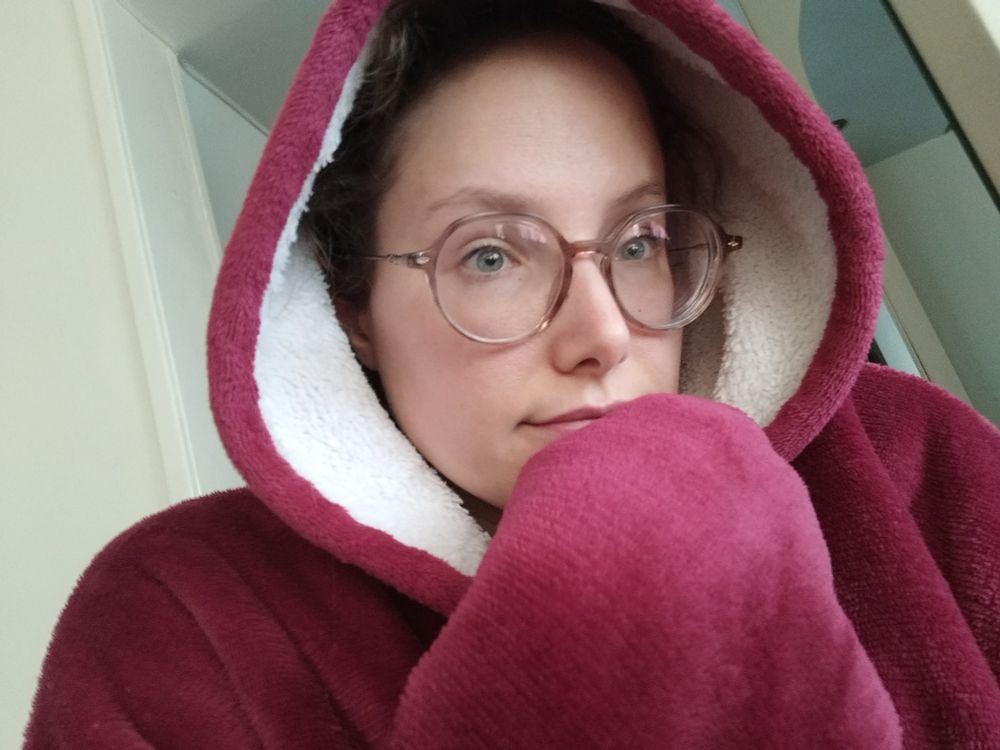 Selfie, emmitouflée dans un plaid -pull