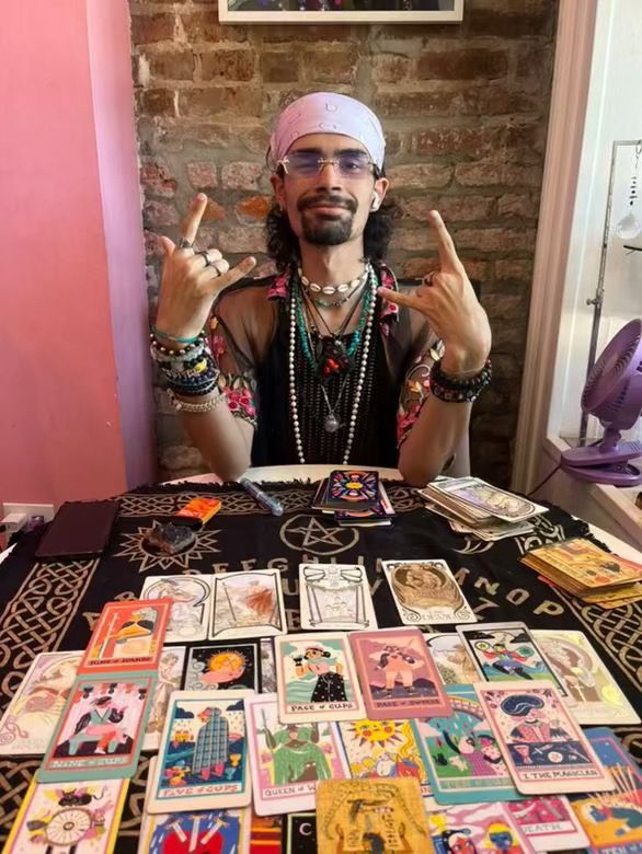 robyn reading tarot cards