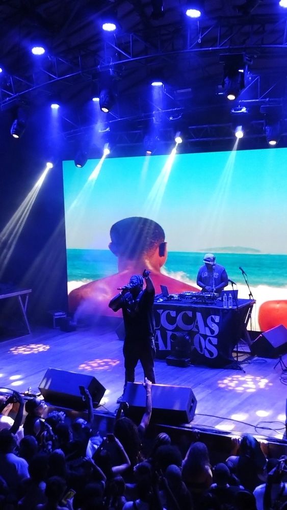 artista luccas carlos em cima do palco no circo voador